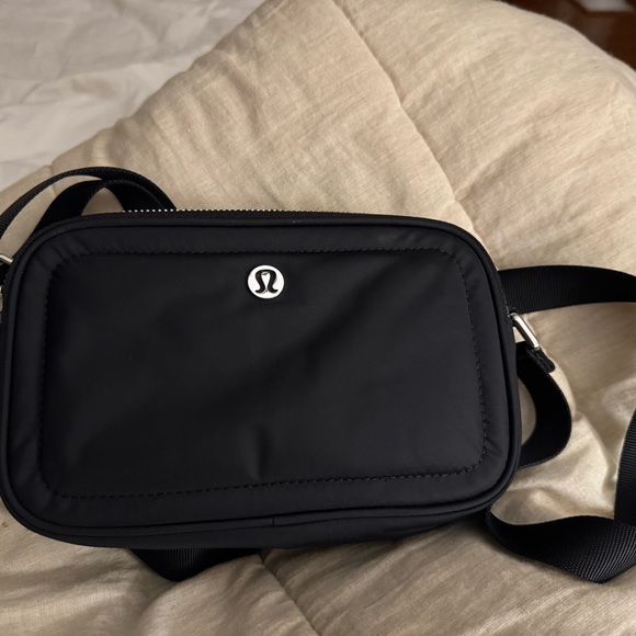 Lululemon Crossbody Camera bag 2L - Picture 6 of 12